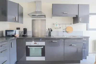 Cuisine ou kitchenette dans l'établissement Cosy en centre ville