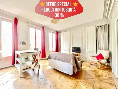 Télévision ou salle de divertissement dans l'établissement Charming Haussmannian Apartment HyperCentre