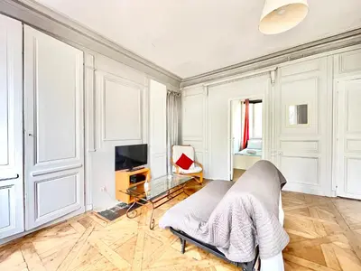 Télévision ou salle de divertissement dans l'établissement Charming Haussmannian Apartment HyperCentre