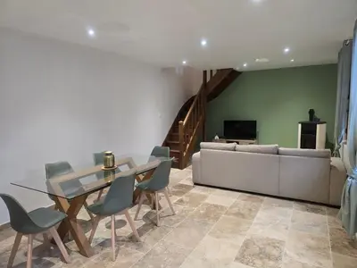 Télévision ou salle de divertissement dans l'établissement Maison Normande bord de rivière