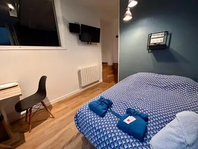 Un ou plusieurs lits dans un hébergement de l'établissement Jacuzzi et confort - 002