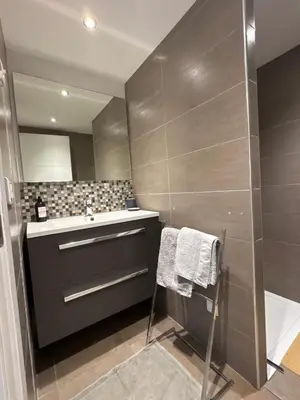 Salle de bains dans l'établissement Appartement contemporain