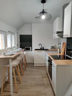 Cuisine ou kitchenette dans l'établissement Maison Rénovée & Spacieuse, Idéale Familles & Groupes, Proche Aéroport