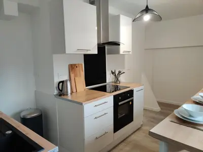 Cuisine ou kitchenette dans l'établissement Maison Rénovée & Spacieuse, Idéale Familles & Groupes, Proche Aéroport