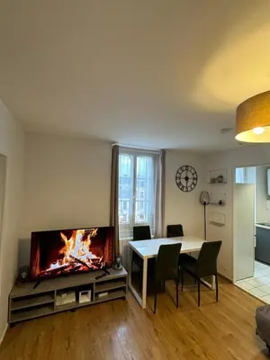 Télévision ou salle de divertissement dans l'établissement Logement au pied de la gare