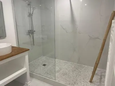 Salle de bains dans l'établissement Studio Les Hauteurs de Juziers