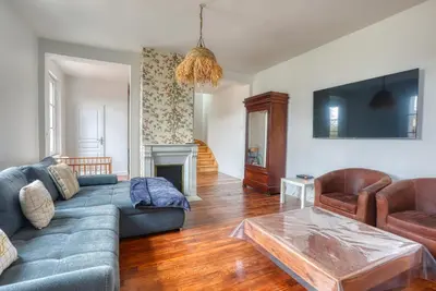 Télévision ou salle de divertissement dans l'établissement Maison spacieuse pour 8 personnes avec jardin