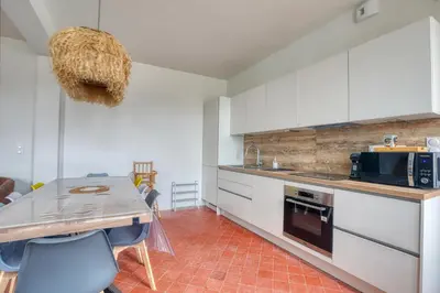 Cuisine ou kitchenette dans l'établissement Maison spacieuse pour 8 personnes avec jardin