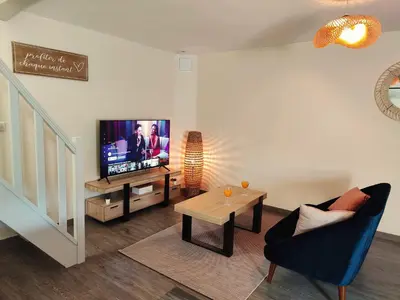 Télévision ou salle de divertissement dans l'établissement LA BULLE ROMANTIQUE, Suite avec jacuzzi privatif