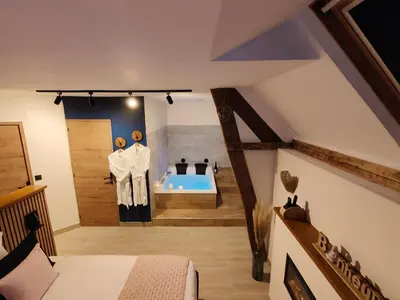 Un ou plusieurs lits dans un hébergement de l'établissement LA BULLE ROMANTIQUE, Suite avec jacuzzi privatif