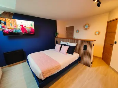 Un ou plusieurs lits dans un hébergement de l'établissement LA BULLE ROMANTIQUE, Suite avec jacuzzi privatif