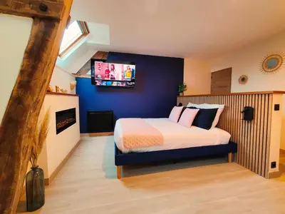 Un ou plusieurs lits dans un hébergement de l'établissement LA BULLE ROMANTIQUE, Suite avec jacuzzi privatif