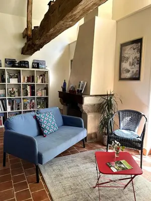 Coin salon dans l'établissement Petite maison et grand jardin Wifi Mer a 20 minutes