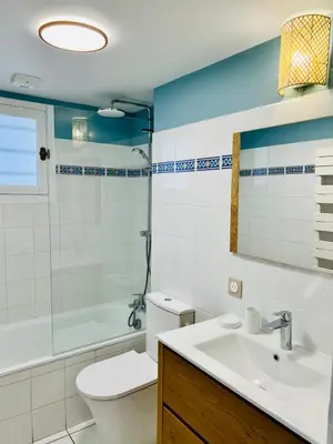 Salle de bains dans l'établissement Charmant chalet en bord de Seine