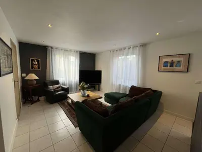 Télévision ou salle de divertissement dans l'établissement Le Beau Séjour Appartement - Elégant et Spacieux- Proche Aéroport