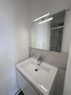 Salle de bains dans l'établissement Le Robespierre