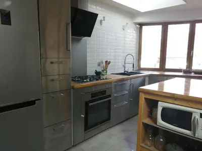 Cuisine ou kitchenette dans l'établissement Maison sculptée