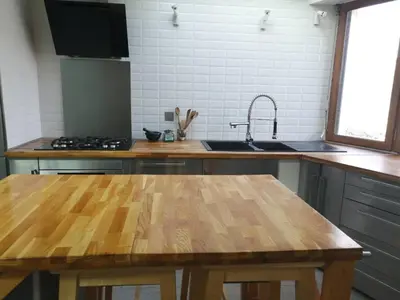Cuisine ou kitchenette dans l'établissement Maison sculptée