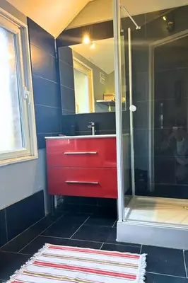 Salle de bains dans l'établissement Les Gîtes de Pronleroy Longère de Charme Évasion Nature et Jacuzzi