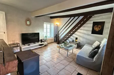 Télévision ou salle de divertissement dans l'établissement Les Gîtes de Pronleroy Longère de Charme Évasion Nature et Jacuzzi