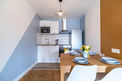 Cuisine ou kitchenette dans l'établissement Une coloc en ville 2 - 376