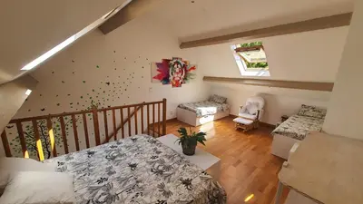 Coin salon dans l'établissement Gîte des Bruyères à Coye-la-Forêt