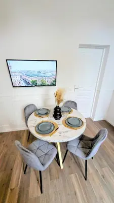 Télévision ou salle de divertissement dans l'établissement L'haussmannien 1er Étage