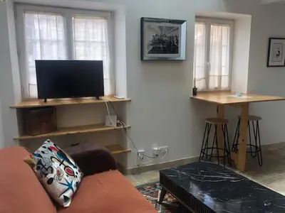 Télévision ou salle de divertissement dans l'établissement La Chapelle de Monet - Logis Les Marguerites