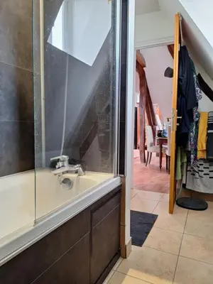 Salle de bains dans l'établissement Les toits de Mantes