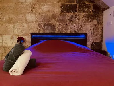 Un ou plusieurs lits dans un hébergement de l'établissement Luxe Caché Balnéo et Sauna Privés - 372