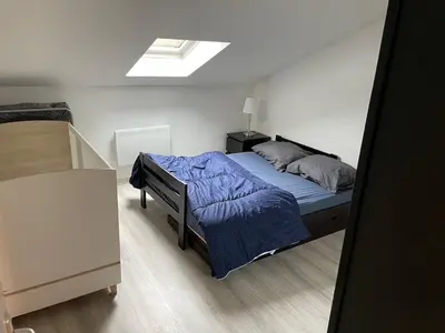 Un ou plusieurs lits dans un hébergement de l'établissement Floor of a house apartment F3