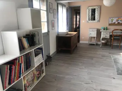 Bibliothèque dans la maison de vacances