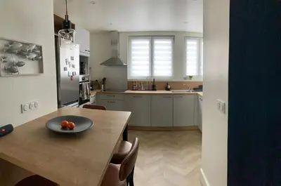 Cuisine ou kitchenette dans l'établissement La fontaine à Chantilly
