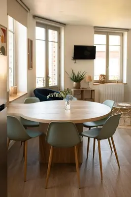 Télévision ou salle de divertissement dans l'établissement App Marguerite - Villa Bon Accueil proche mer