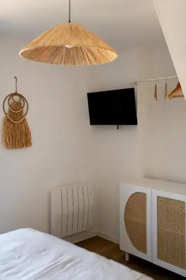 Télévision ou salle de divertissement dans l'établissement App Marguerite - Villa Bon Accueil proche mer