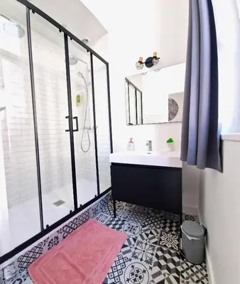 Salle de bains dans l'établissement Les Bons Enfants 6