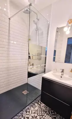 Salle de bains dans l'établissement Les bons Enfants 9