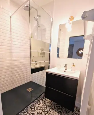 Salle de bains dans l'établissement Les bons Enfants 9