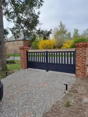 Jardin de l'établissement Maison en briques au 10