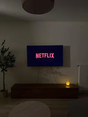 Télévision ou salle de divertissement dans l'établissement Cozy et élégant à 2 minutes de la Gare de Persan