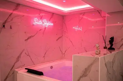 Salle de bains dans l'établissement Beautiful Skyline Suite 30 minutes from Paris!