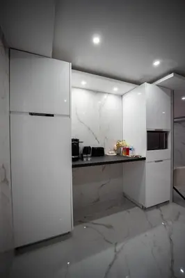 Cuisine ou kitchenette dans l'établissement Beautiful Skyline Suite 30 minutes from Paris!