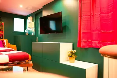 Télévision ou salle de divertissement dans l'établissement L'Instant Boudoir - Parenthèse élégante à Rouen
