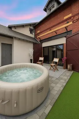 Piscine de l'établissement Loft cosy jaccuzi & terrasse ou située à proximité