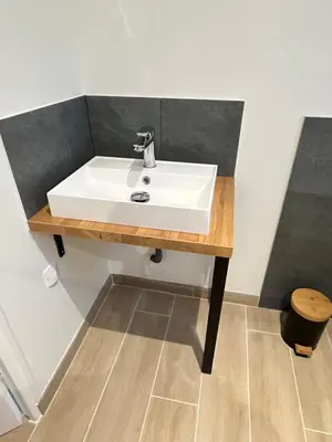 Salle de bains dans l'établissement Logis Soandre