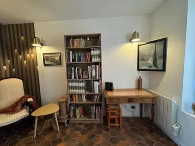 Bibliothèque dans la maison de vacances