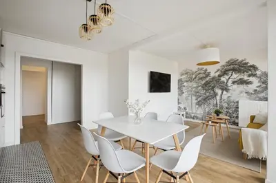 Télévision ou salle de divertissement dans l'établissement Magnifique Chambre dans une collocation design