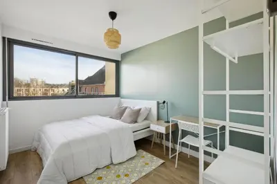Un ou plusieurs lits dans un hébergement de l'établissement Magnifique Chambre dans une collocation design