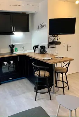 Cuisine ou kitchenette dans l'établissement Confortable Studio dans le Centre historique de Rouen - 001