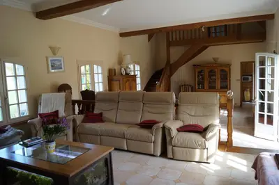 Coin salon dans l'établissement Le Relais De Dalibray